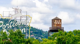 Portland, Oregon, USA - JUNE 11, 2016: The White Stag sign, a former advertising sign, greets those traveling into Old Town on the Burnside Bridge. (Portland, Oregon, USA - JUNE 11, 2016: The White Stag sign, a former advertising sign, greets those tr